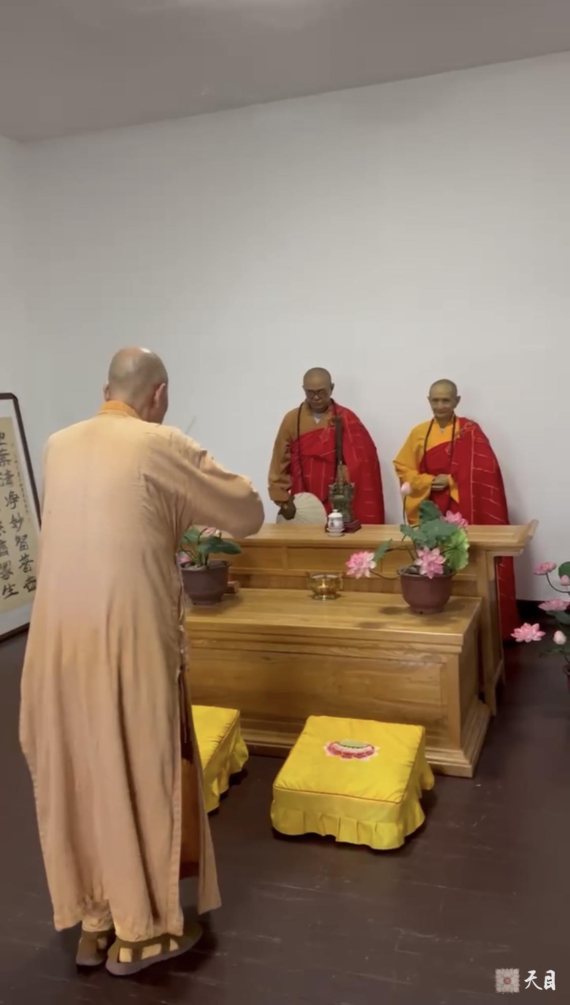 20240616圣观法师在重庆缙云山参访缙云寺在太虚大师惟贤法师蜡像前顶礼