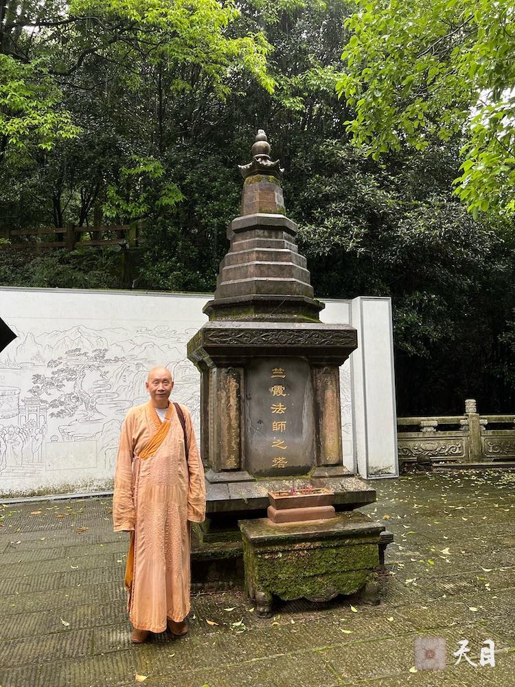 20240616圣观法师在重庆缙云山参访缙云寺在竺霞法师塔前留影