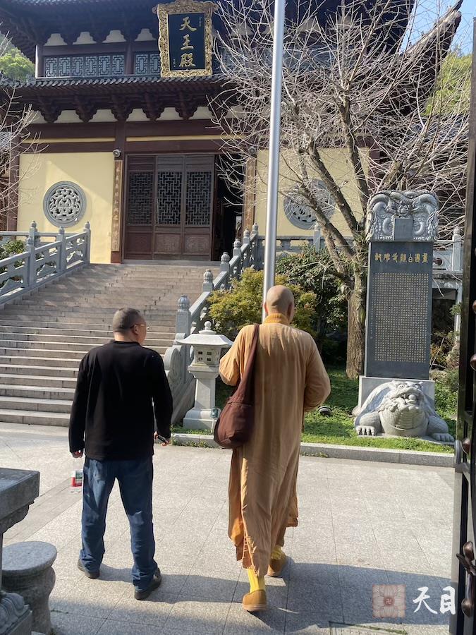 20250406圣观法师带领常和常无居士参访温州乐清白鹤寺瞻仰华山海法师塔1