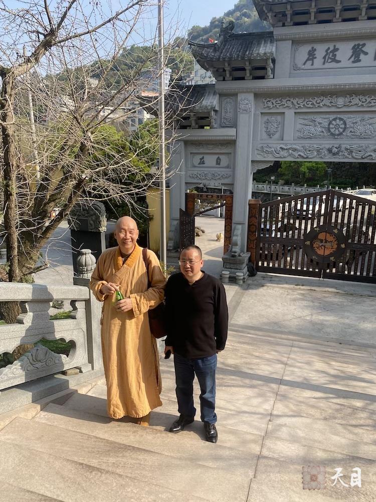 20250406圣观法师带领常和常无居士参访温州乐清白鹤寺瞻仰华山海法师塔1