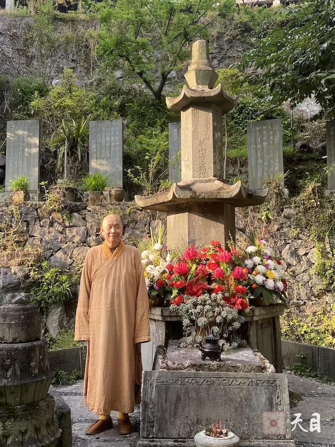 20250406圣观法师带领常和常无居士参访温州乐清白鹤寺瞻仰华山海法师塔4