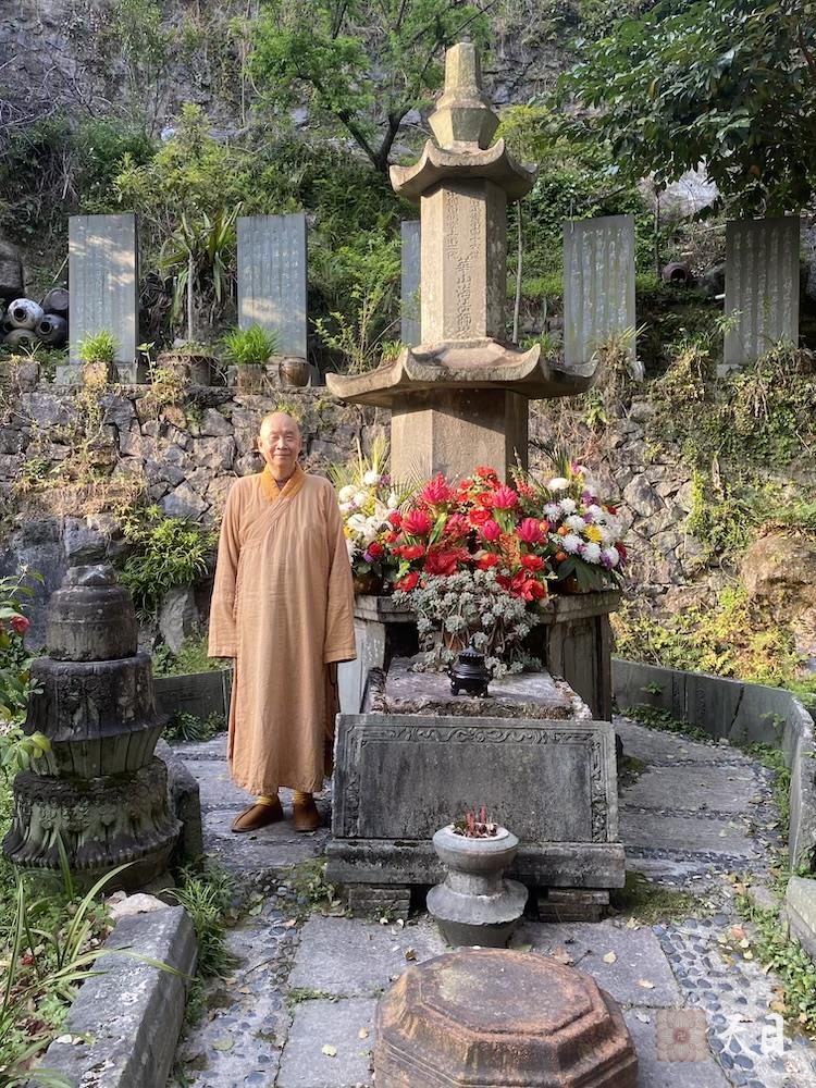 20250406圣观法师带领常和常无居士参访温州乐清白鹤寺瞻仰华山海法师塔4