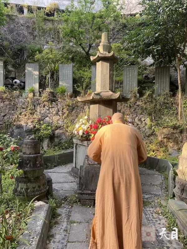 20250406圣观法师带领常和常无居士参访温州乐清白鹤寺瞻仰华山海法师塔4