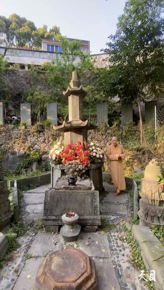 20250406圣观法师带领常和常无居士参访温州乐清白鹤寺瞻仰华山海法师塔5