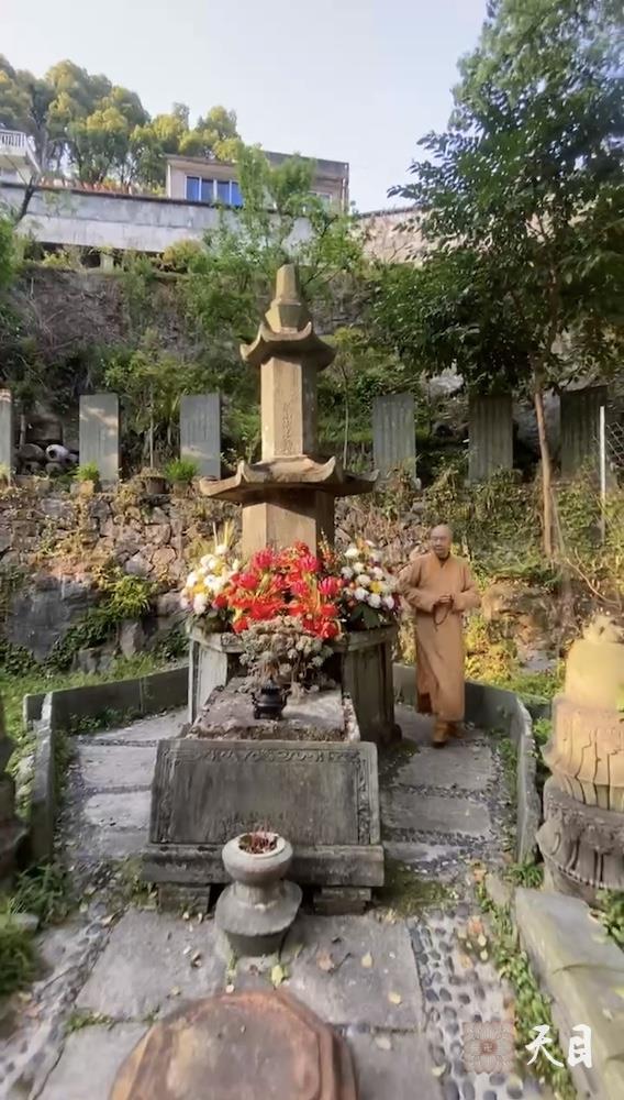 20250406圣观法师带领常和常无居士参访温州乐清白鹤寺瞻仰华山海法师塔5