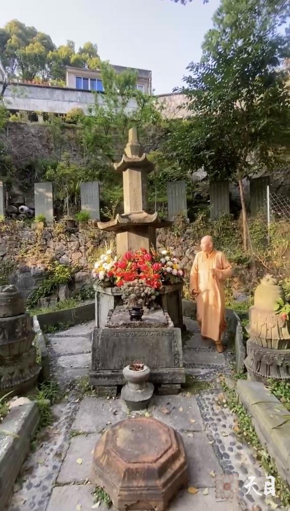 20250406圣观法师带领常和常无居士参访温州乐清白鹤寺瞻仰华山海法师塔5