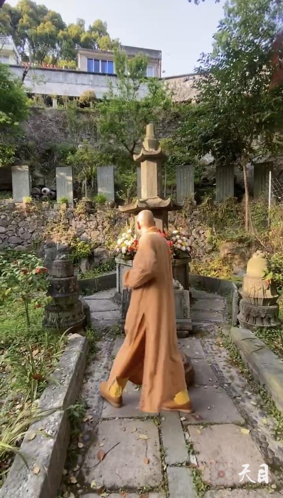 20250406圣观法师带领常和常无居士参访温州乐清白鹤寺瞻仰华山海法师塔5