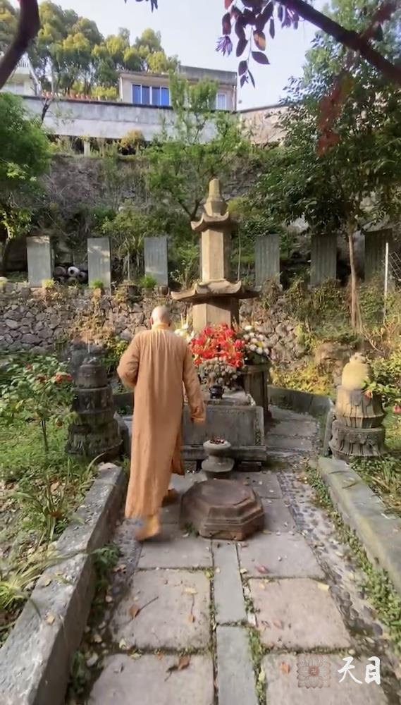 20250406圣观法师带领常和常无居士参访温州乐清白鹤寺瞻仰华山海法师塔5