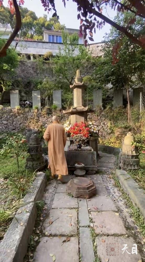 20250406圣观法师带领常和常无居士参访温州乐清白鹤寺瞻仰华山海法师塔5