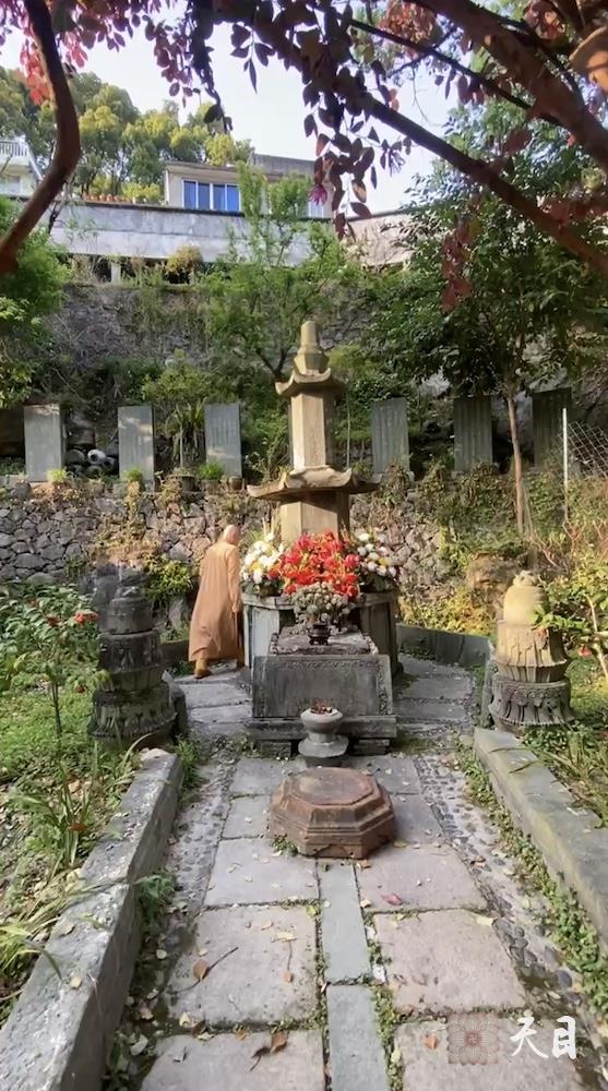 20250406圣观法师带领常和常无居士参访温州乐清白鹤寺瞻仰华山海法师塔5