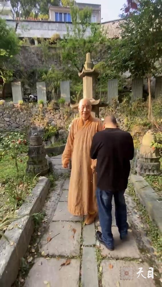 20250406圣观法师带领常和常无居士参访温州乐清白鹤寺瞻仰华山海法师塔5