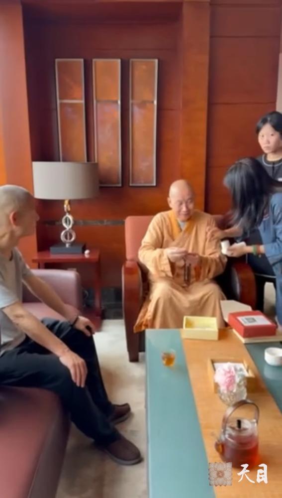 20250605圣观法师在温州喜来登接受信众自制的艾草中药材精油供养并给大家慈悲开示