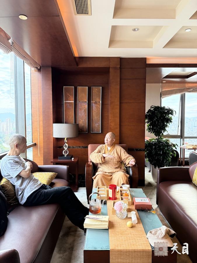 20250605圣观法师在温州喜来登接受信众自制的艾草中药材精油供养并给大家慈悲开示