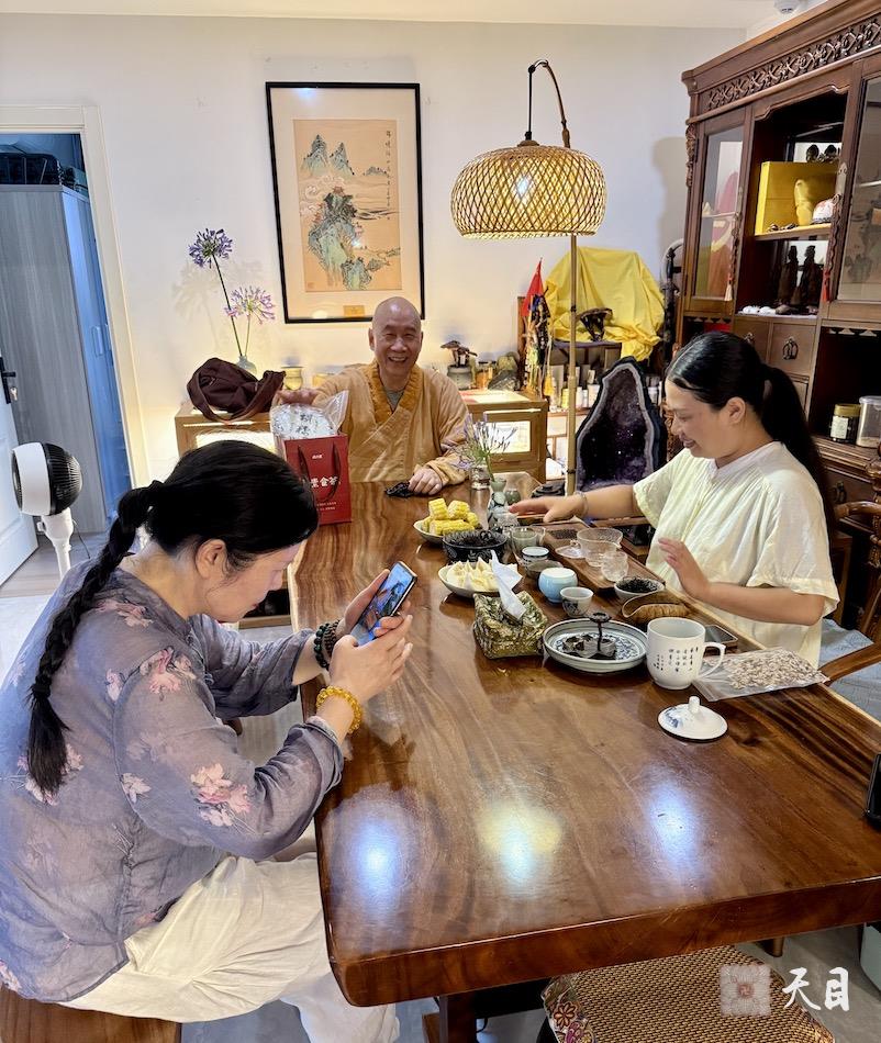 20250607圣观法师在温州弘法期间应许美玉居士供养其位于温州鹿城区车站大道的贞素食茶茶馆麒楠贞素店