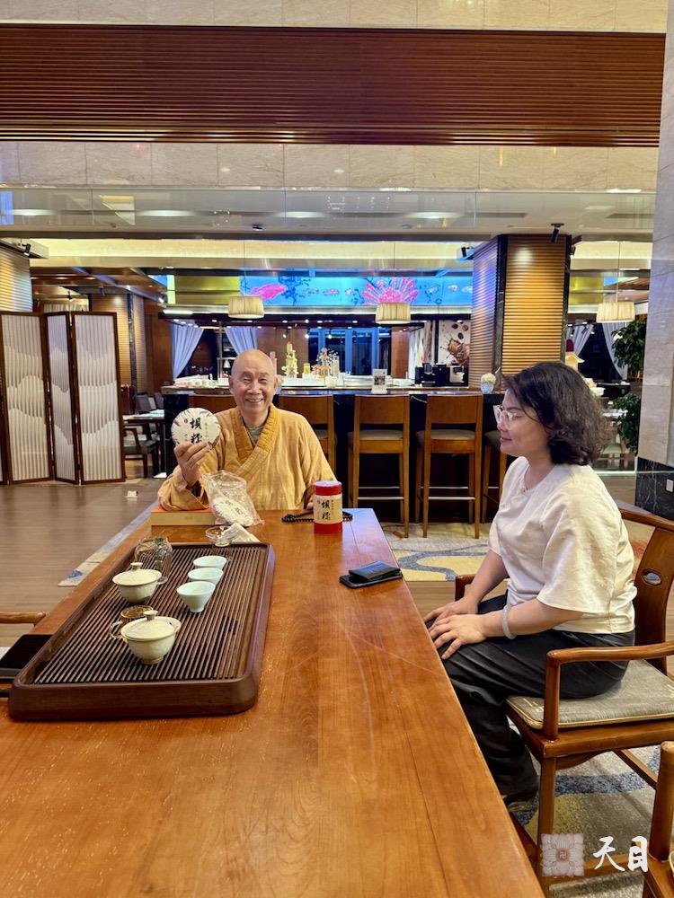 20250609圣观法师在温州喜来登茶室品常红居士供养的贞素坝糯藤条老古树茶2025新茶加持贞素食茶并给大家慈悲开示