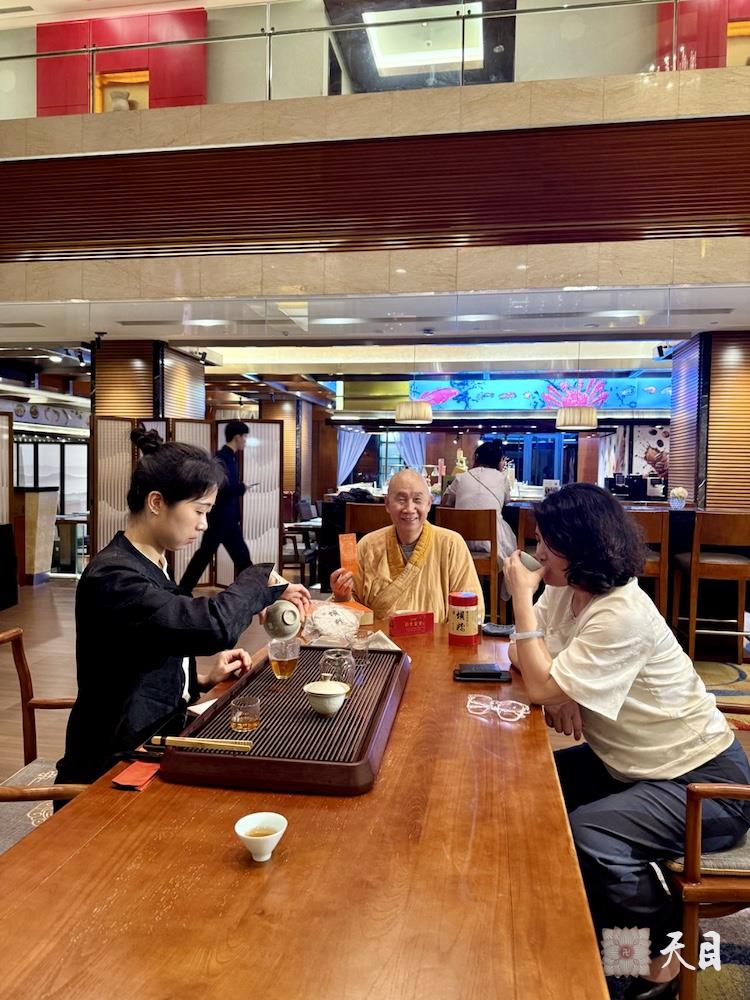 20250609圣观法师在温州喜来登茶室品常红居士供养的贞素坝糯藤条老古树茶2025新茶加持贞素食茶并给大家慈悲开示