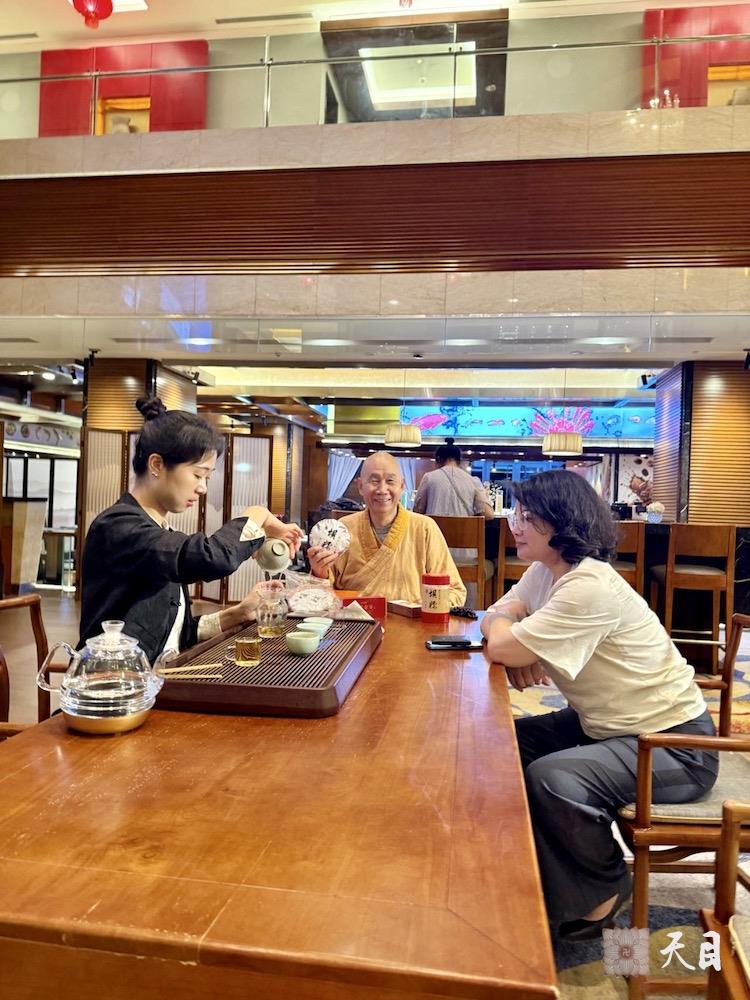 20250609圣观法师在温州喜来登茶室品常红居士供养的贞素坝糯藤条老古树茶2025新茶加持贞素食茶并给大家慈悲开示