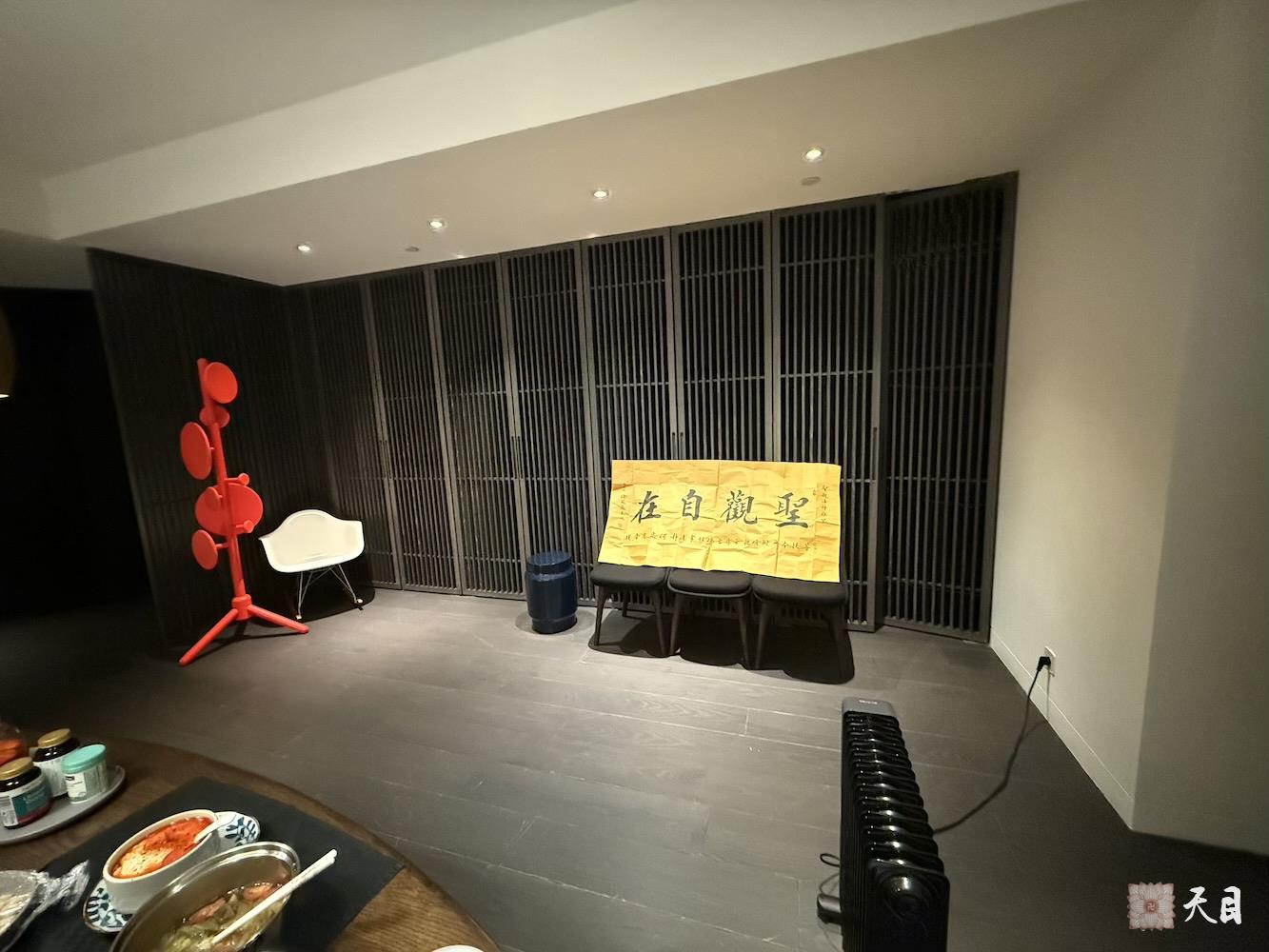 20250925圣观法师在郑州收到徐殿庭书法家供养“圣观自在”书法