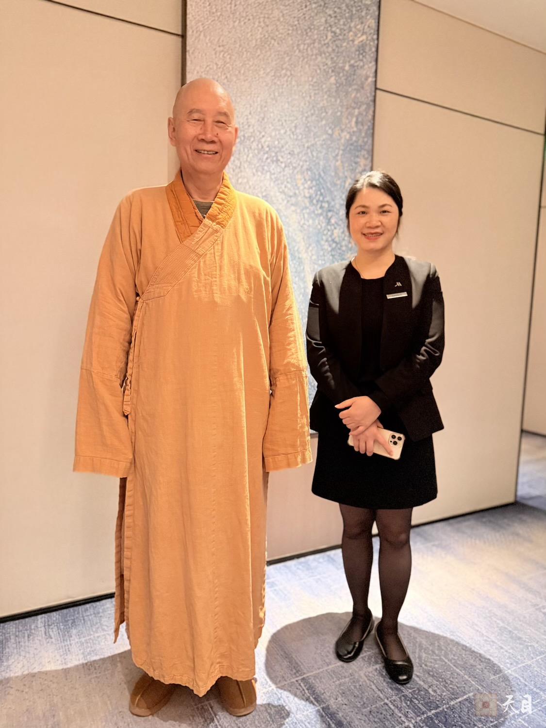 20260311圣观法师在揭阳万豪道场禅房门前与Cecilia李总合影