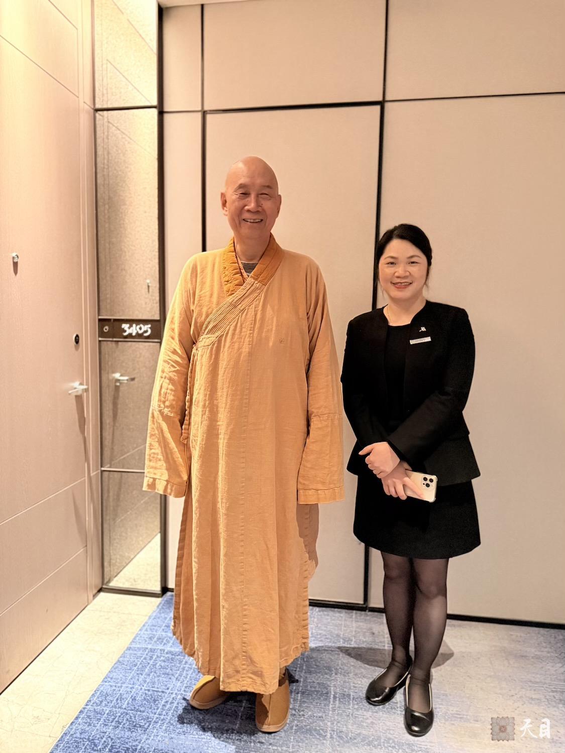 20260311圣观法师在揭阳万豪道场禅房门前与Cecilia李总合影
