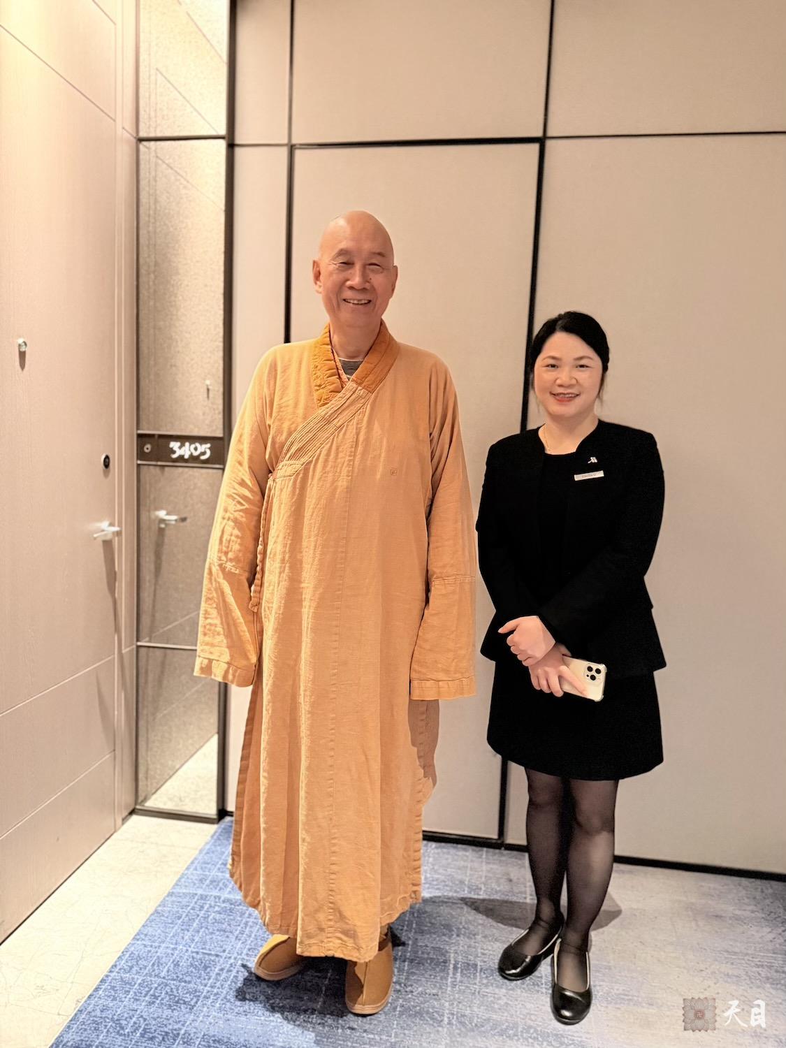 20260311圣观法师在揭阳万豪道场禅房门前与Cecilia李总合影