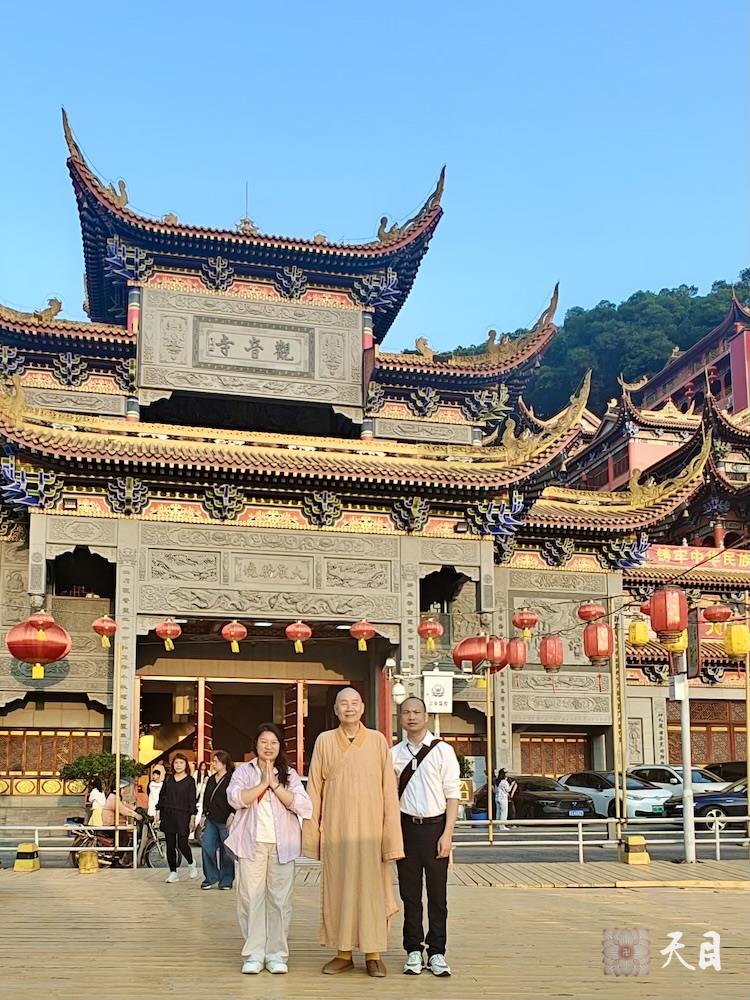 20260222春节正月初六圣观法师在东莞弘法期间应常红常扬居士夫妇的礼请加持其贞素食茶茶馆前参访大岭山观音寺