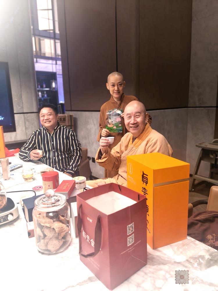 20260123圣观法师带领果实法师在揭阳万豪接见加持来自汕头的洪春德洪晓娜居士夫妇贞素禅豆腐
