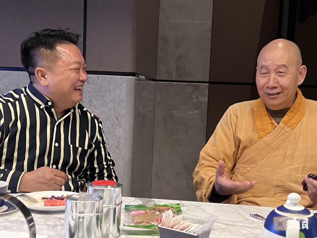 20260123圣观法师在揭阳万豪接见加持来自汕头的洪春德居士贞素禅豆腐