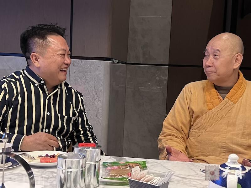 20260123圣观法师在揭阳万豪接见加持来自汕头的洪春德居士贞素禅豆腐