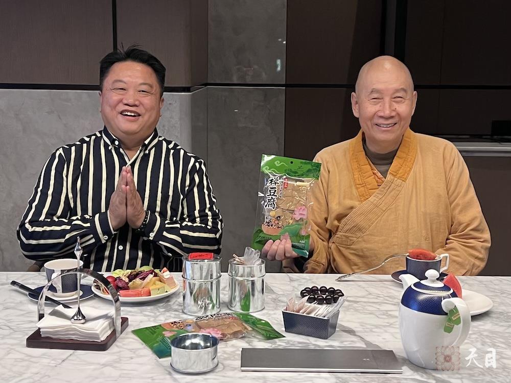 20260123圣观法师在揭阳万豪接见加持来自汕头的洪春德居士贞素禅豆腐