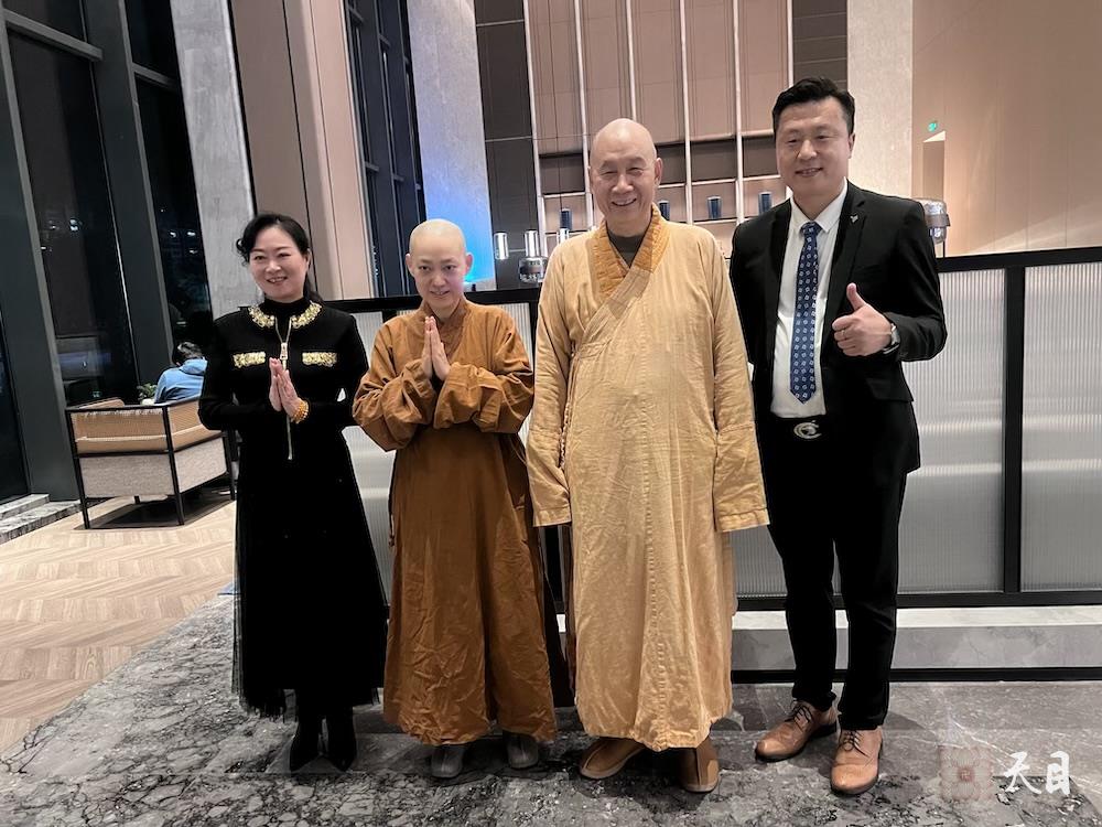 20260123圣观法师带领果实法师在揭阳万豪大堂吧和果珍居士、Forest马总合影