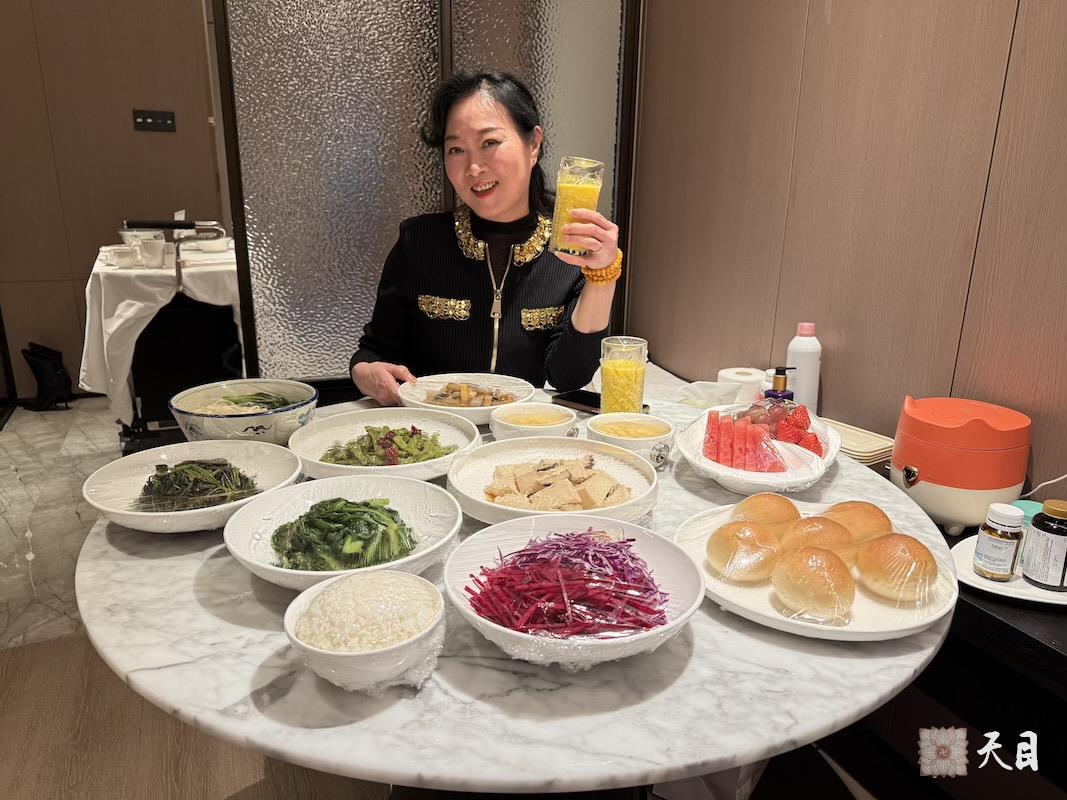 20260123圣观法师带领果实法师在揭阳万豪大堂吧和果珍居士、Forest马总合影