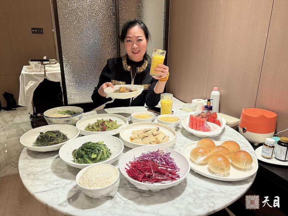 20260123圣观法师带领果实法师在揭阳万豪大堂吧和果珍居士、Forest马总合影