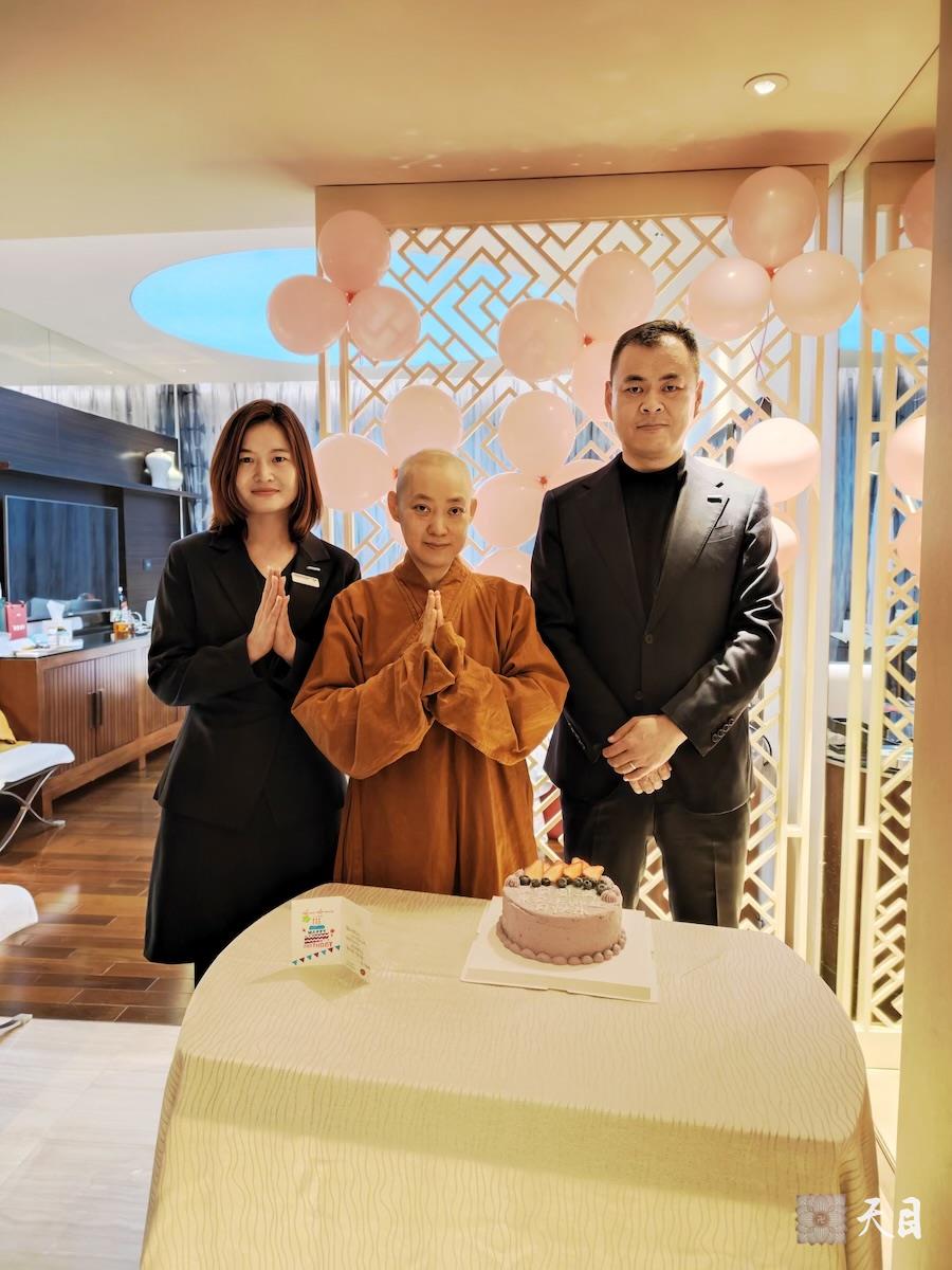 20260112果实法师礼请恩师圣观法师在厦门艾美加持生日5